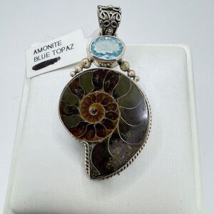 NWT 19x24mm AMMONITE and 8x5mm faceted blue topaz pendant in Bali 925!